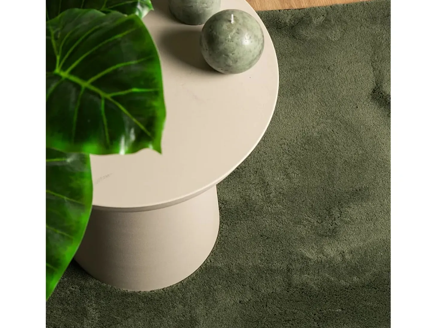 Alfombra HUARTE de pelo corto suave lavable verde bosque 140x200 cm