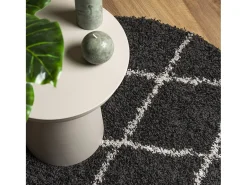 Alfombra moderna de pelo largo en color negro y crema, Ø 80 cm