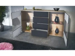 Aparador Bari V1 – Mueble con 2 Puertas Grandes y 4 Cajones, Roble Evoke/negro de alto brillo (138,5 x 75,5 x 35)
