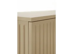 Aparador beige con ranuras acanaladas en puertas y laterales