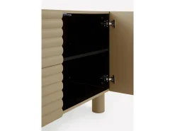 Aparador beige con relieve ondulado en puertas y cajones
