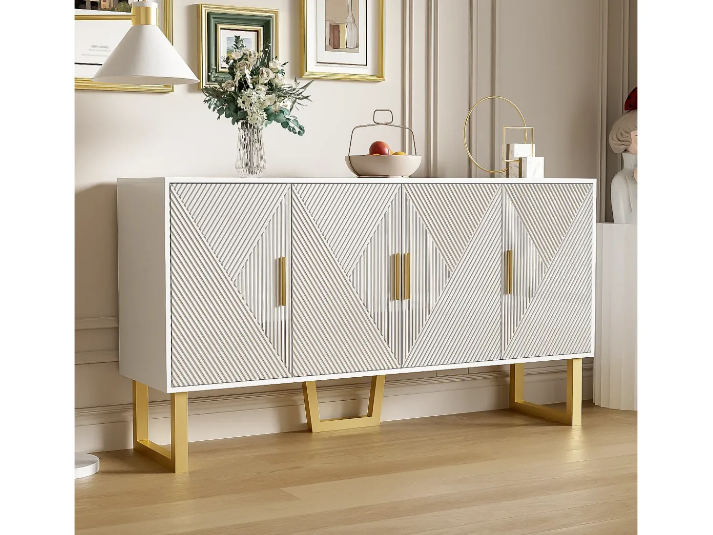 Aparador blanco moderno con 4 puertas texturizadas, frente brillante y tiradores dorados.