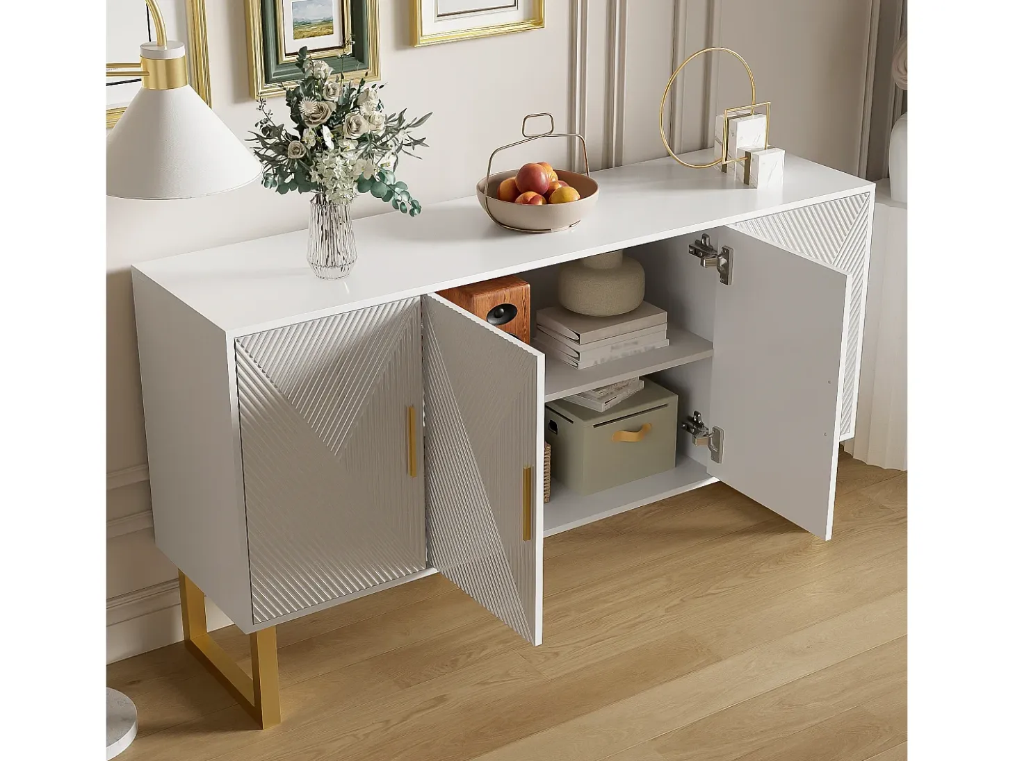 Aparador blanco moderno con 4 puertas texturizadas, frente brillante y tiradores dorados.
