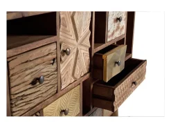 Aparador en madera maciza con diferentes texturas y acabados