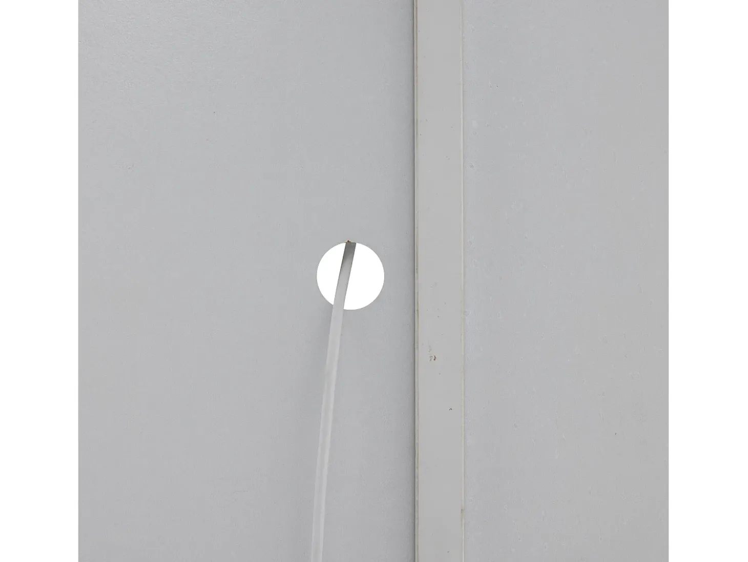Aparador LED con 3 puertas y 1 estante de vidrio – Blanco y madera natural