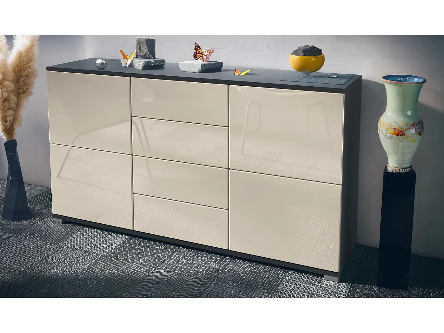 Aparador Rova V1 – Mueble con 4 Puertas y 4 Cajones, antracita mate/crema de alto brillo (138,5 x 75,5 x 35)