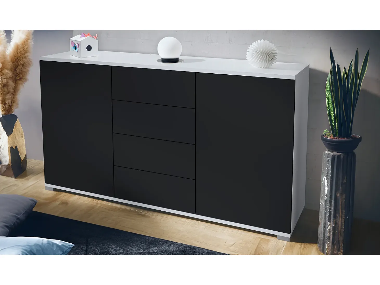 Aparador Santo V1, Mueble con 2 puertas y 4 cajones, blanco mate / negro mate (138,5 x 75,5 x 35 cm)