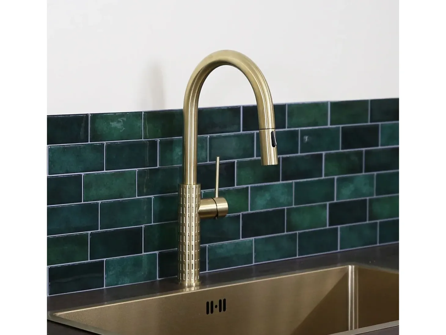 Architek mezclador de fregadero con rociador extraíble oro cepillado Essebagno