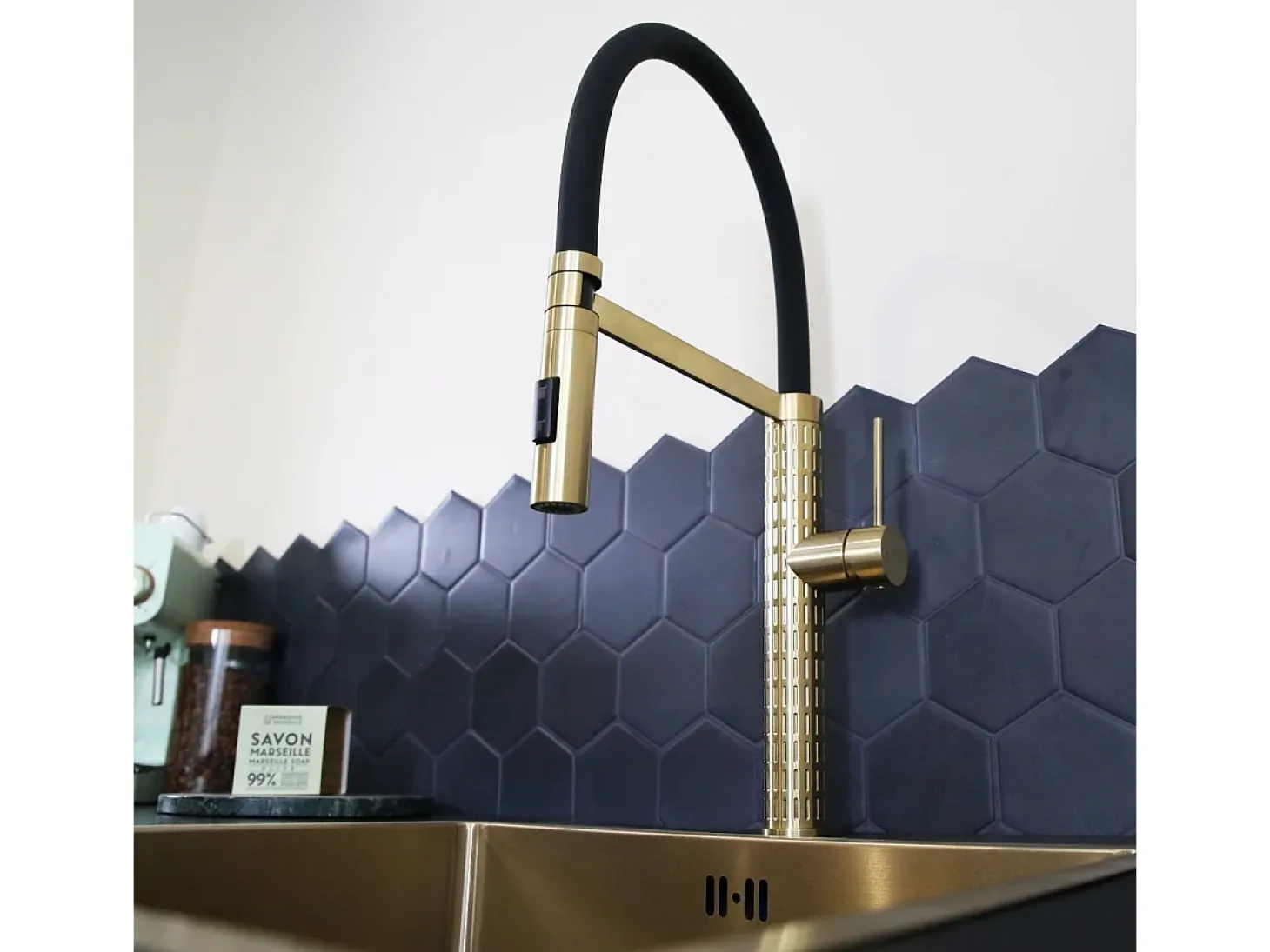 Architek Mezclador de fregadero con rociador móvil dorado Essebagno