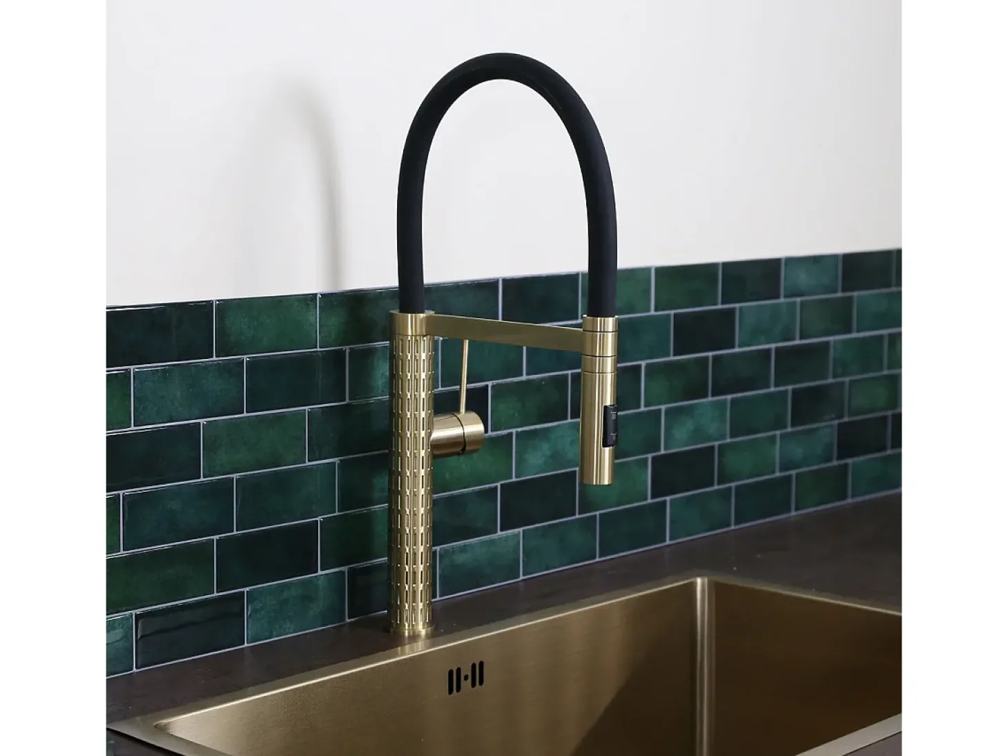 Architek Mezclador de fregadero con rociador móvil dorado Essebagno