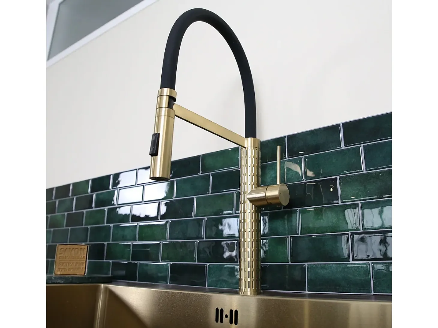 Architek Mezclador de fregadero con rociador móvil dorado Essebagno