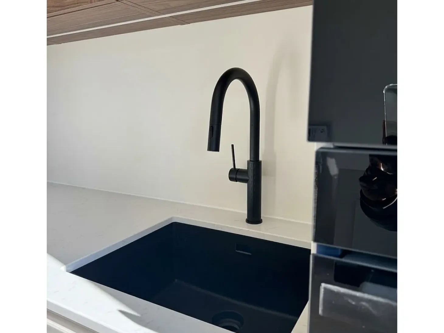 Architek mezclador de fregadero con rociador extraíble negro Essebagno