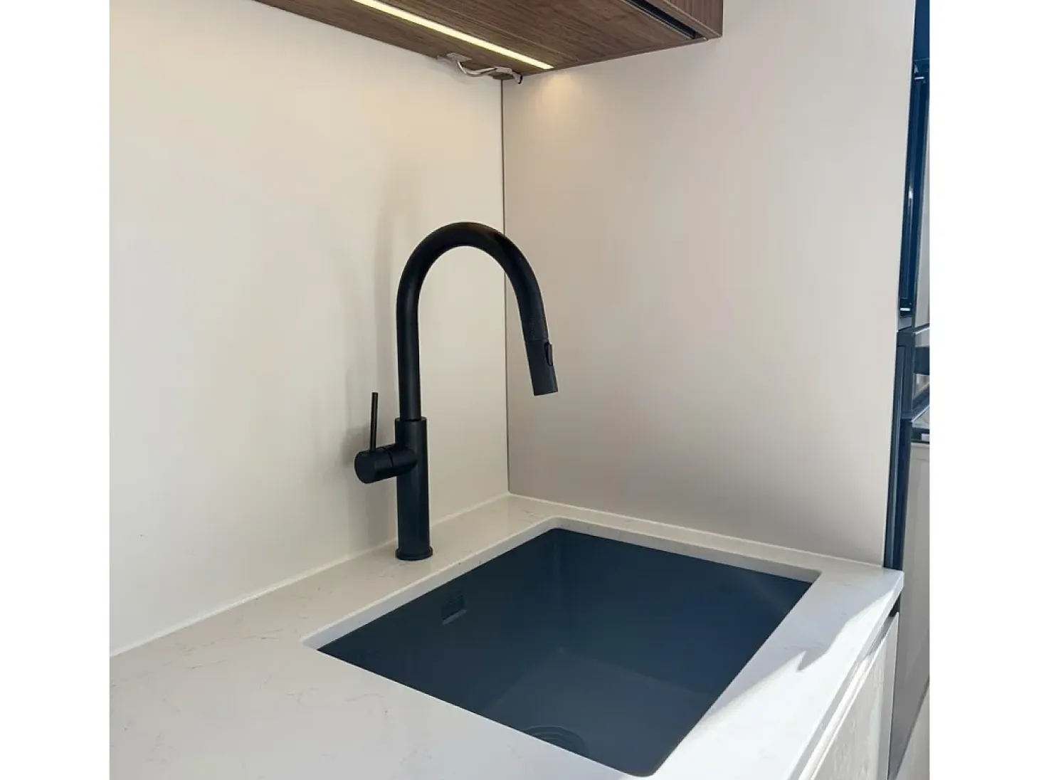 Architek mezclador de fregadero con rociador extraíble negro Essebagno