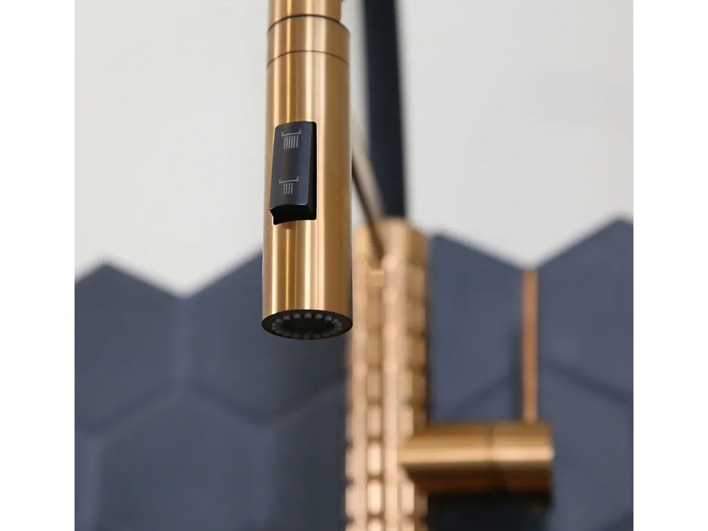 Architek Mezclador de fregadero con rociador móvil en cobre cepillado Essebagno