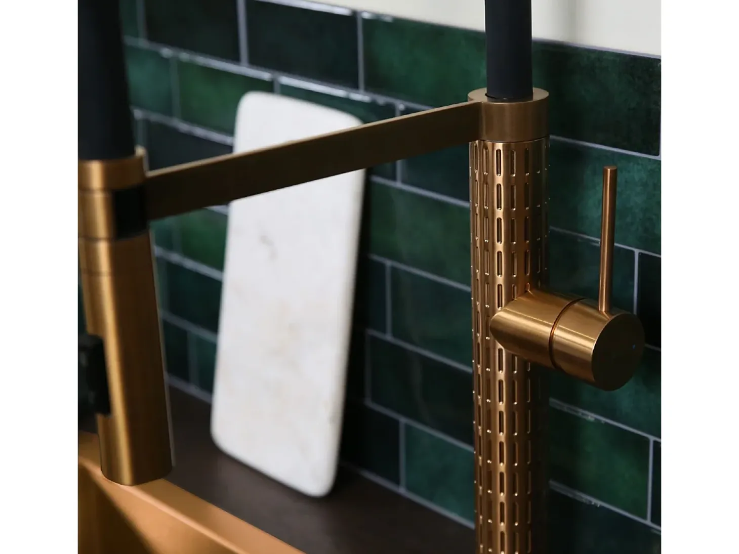Architek Mezclador de fregadero con rociador móvil en cobre cepillado Essebagno