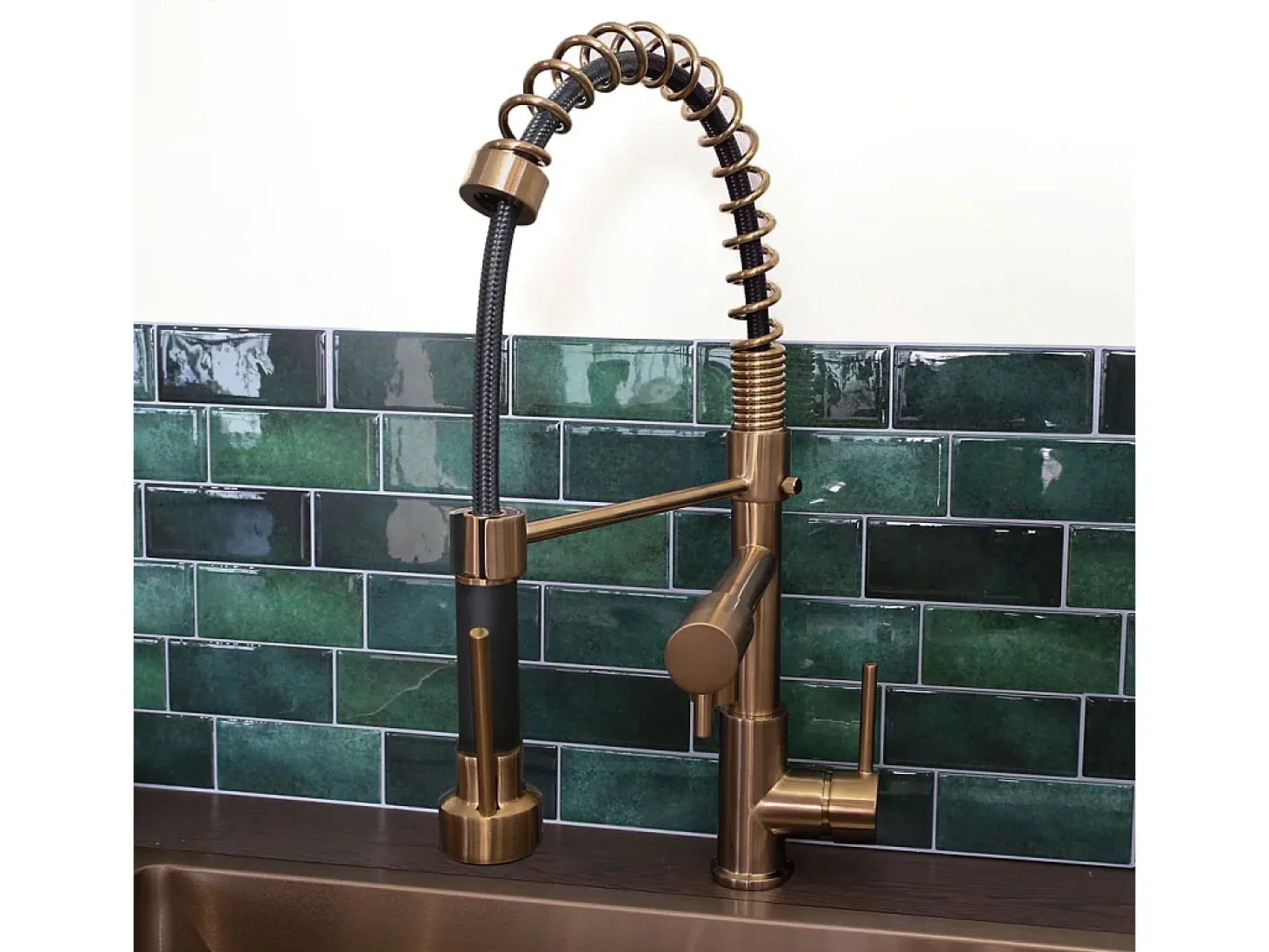 Big Pro Mezclador de fregadero con rociador móvil cobre cepillado Essebagno