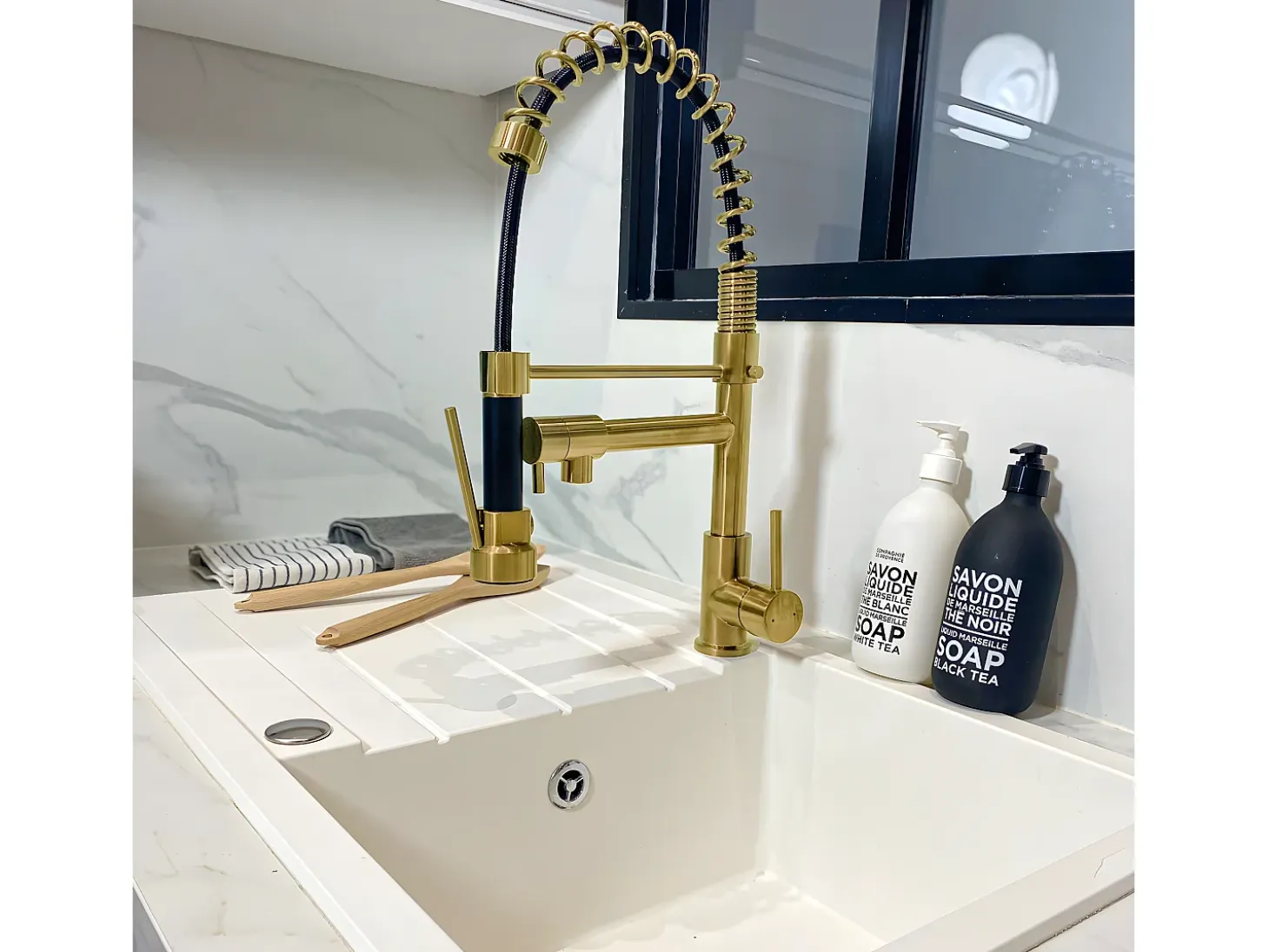Big Pro Mezclador de fregadero con rociador móvil oro cepillado Essebagno