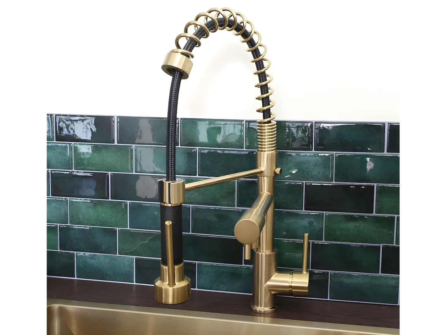 Big Pro Mezclador de fregadero con rociador móvil oro cepillado Essebagno