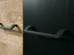 Buffet en madera de roble miel y acero negro 3 puertas Mazora 150 cm
