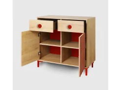 Cómoda 2 puertas 2 cajones color roble y rayas rojas