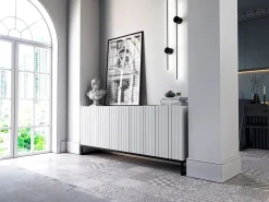 Cómoda con 3 puertas – Cuerpo blanco mate, frentes acanalados blanco mate – 168 cm, estructura de metal negro