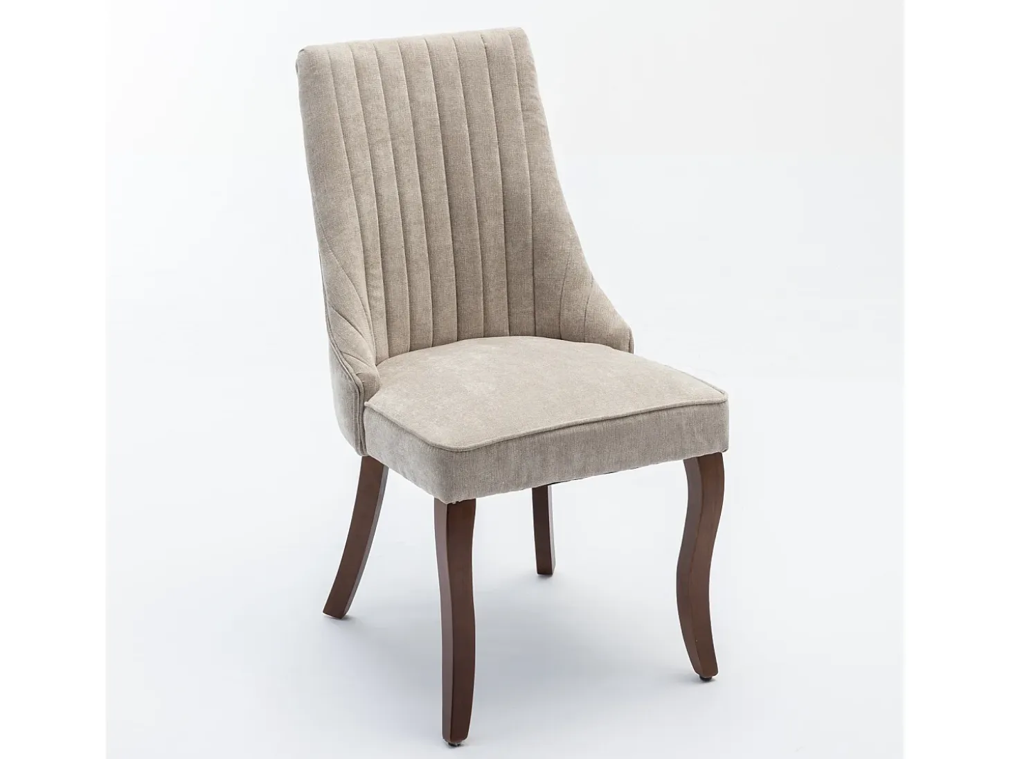 Conjunto de 2 sillas beige con patas de madera curvadas y respaldo alto.