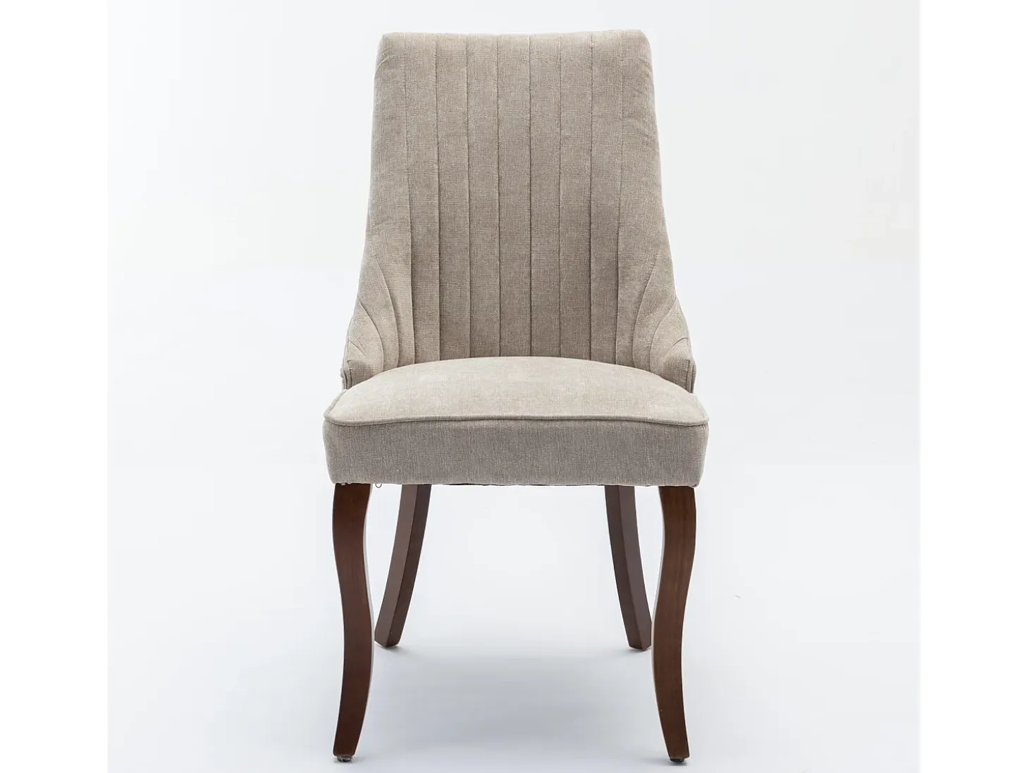 Conjunto de 2 sillas beige con patas de madera curvadas y respaldo alto.
