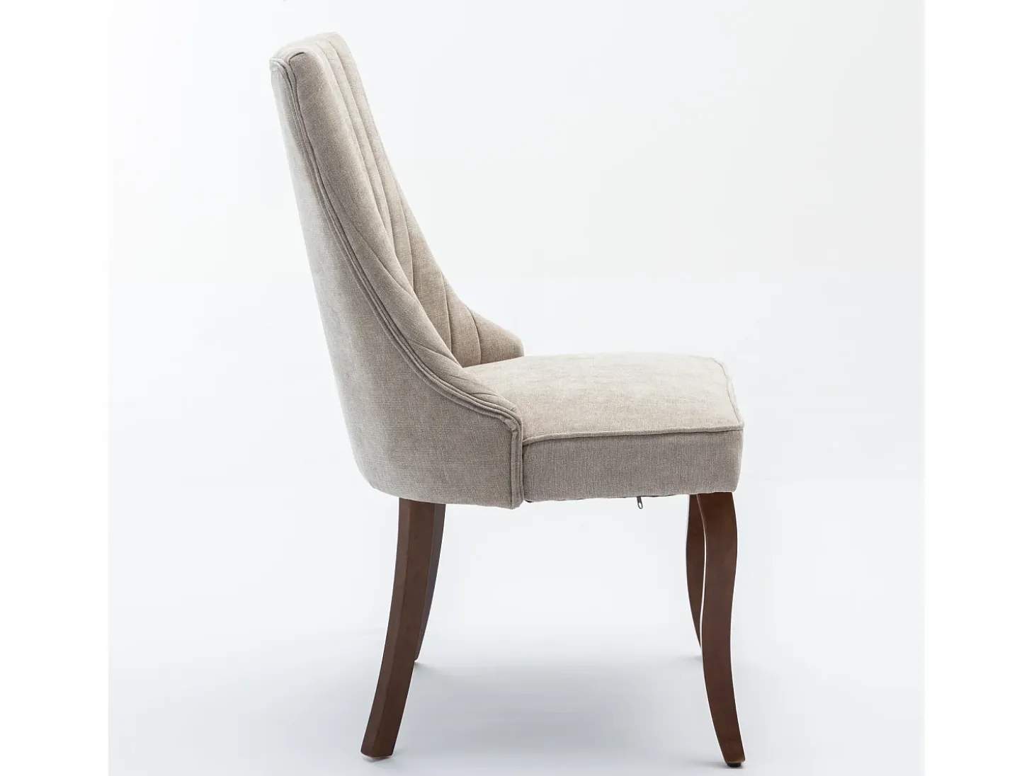 Conjunto de 2 sillas beige con patas de madera curvadas y respaldo alto.