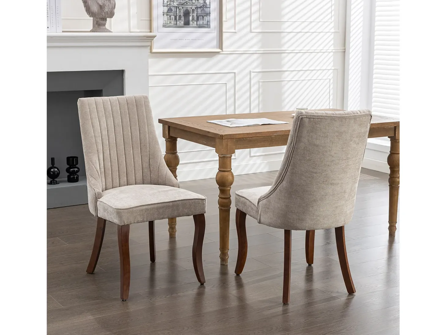 Conjunto de 2 sillas beige con patas de madera curvadas y respaldo alto.