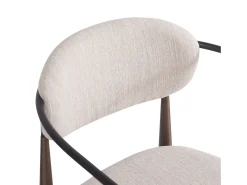 Conjunto de 6 sillas de lino beige con estructura de metal marrón.