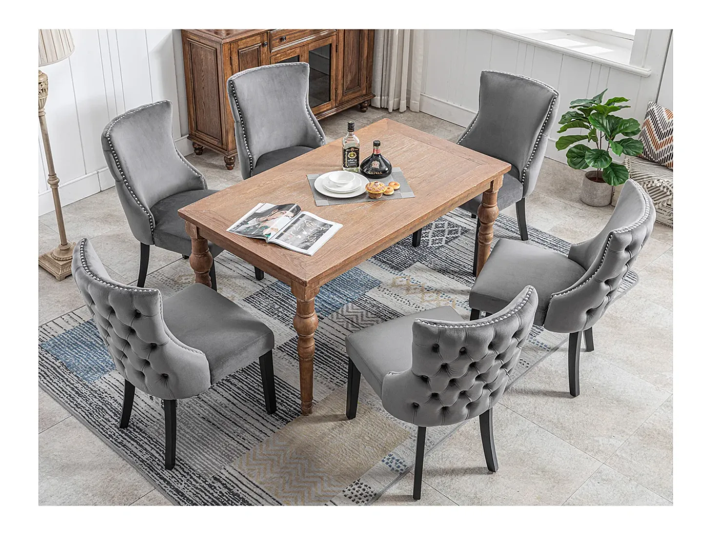 Conjunto de 6 sillas de terciopelo gris con patas de madera gris, botones decorativos y remaches plateados.