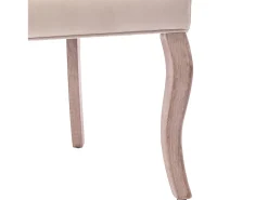 Conjunto de 4 sillas de terciopelo beige con patas de madera curvadas y botones decorativos.