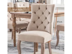 Conjunto de 4 sillas de terciopelo beige con patas de madera curvadas y botones decorativos.