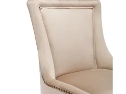Conjunto de 2 sillas de terciopelo beige con patas de madera curvadas y remaches dorados.