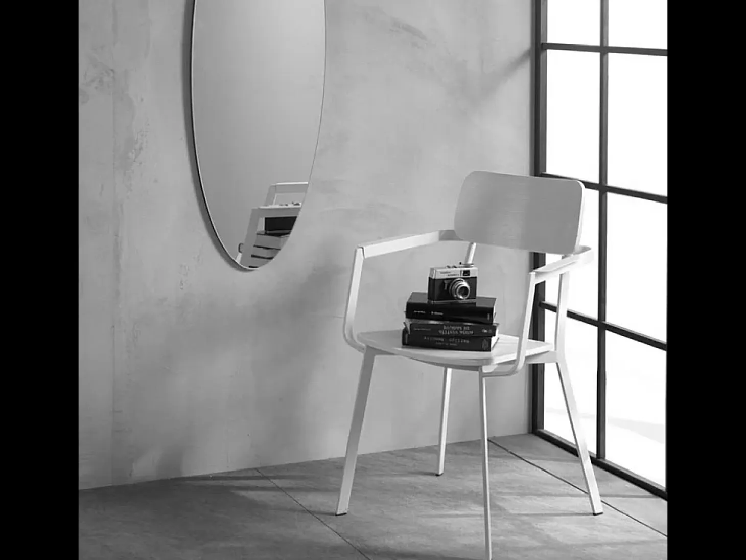 Conjunto de 4 sillas modernas blancas de madera lacada "Estia" con reposabrazos y estructura de metal cm 51,5x61 82h