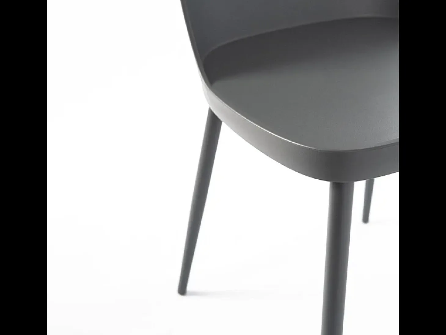 Conjunto de 4 sillas modernas "Paola" de polipropileno gris oscuro con patas de metal pintado.