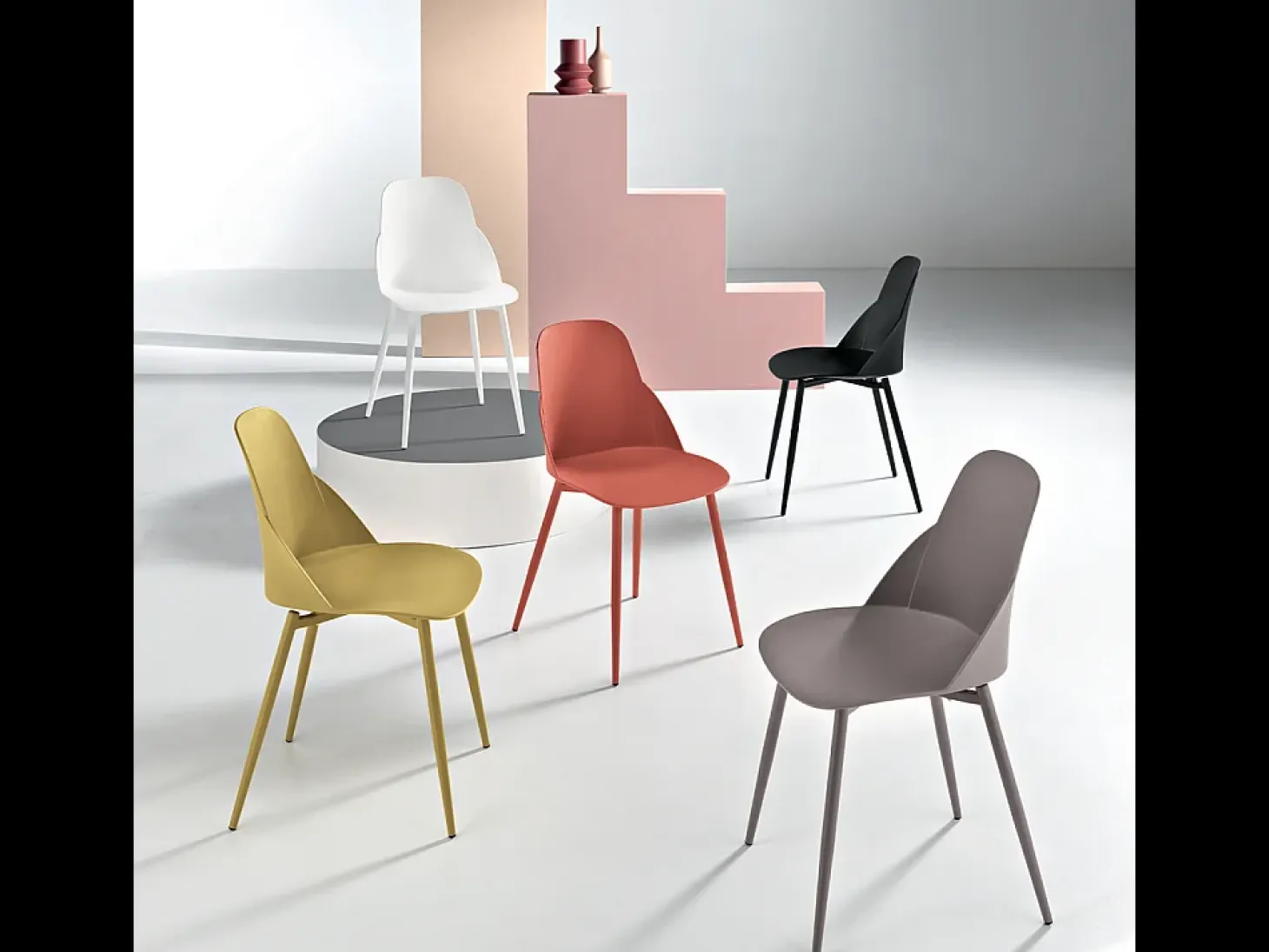 Conjunto de 2 sillas modernas blancas "Solinea" en polipropileno con estructura de metal cm 44x51 82h