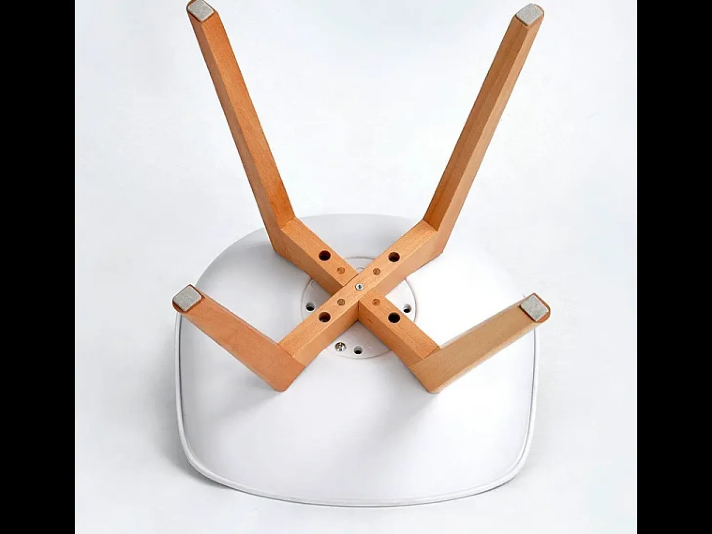 Conjunto de 2 sillas "Stilezze" tapizadas en piel sintética blanca con patas de madera cm 52x48,5 82h