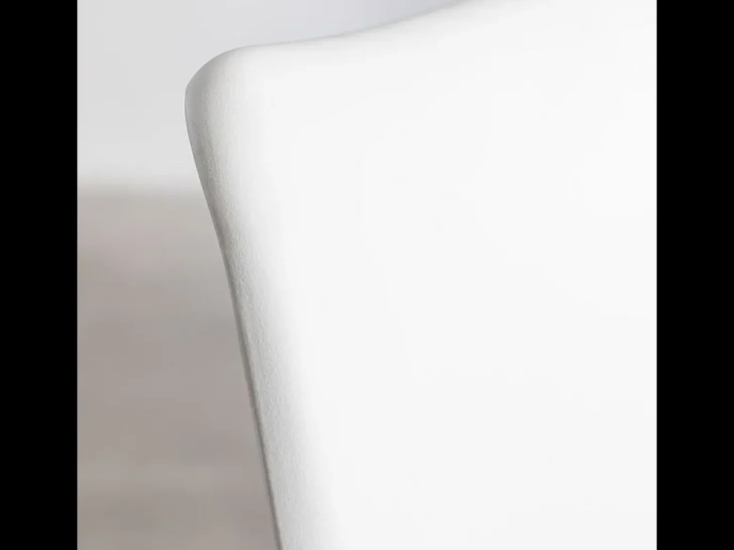 Conjunto de 2 sillas "Stilezze" tapizadas en piel sintética blanca con patas de madera cm 52x48,5 82h