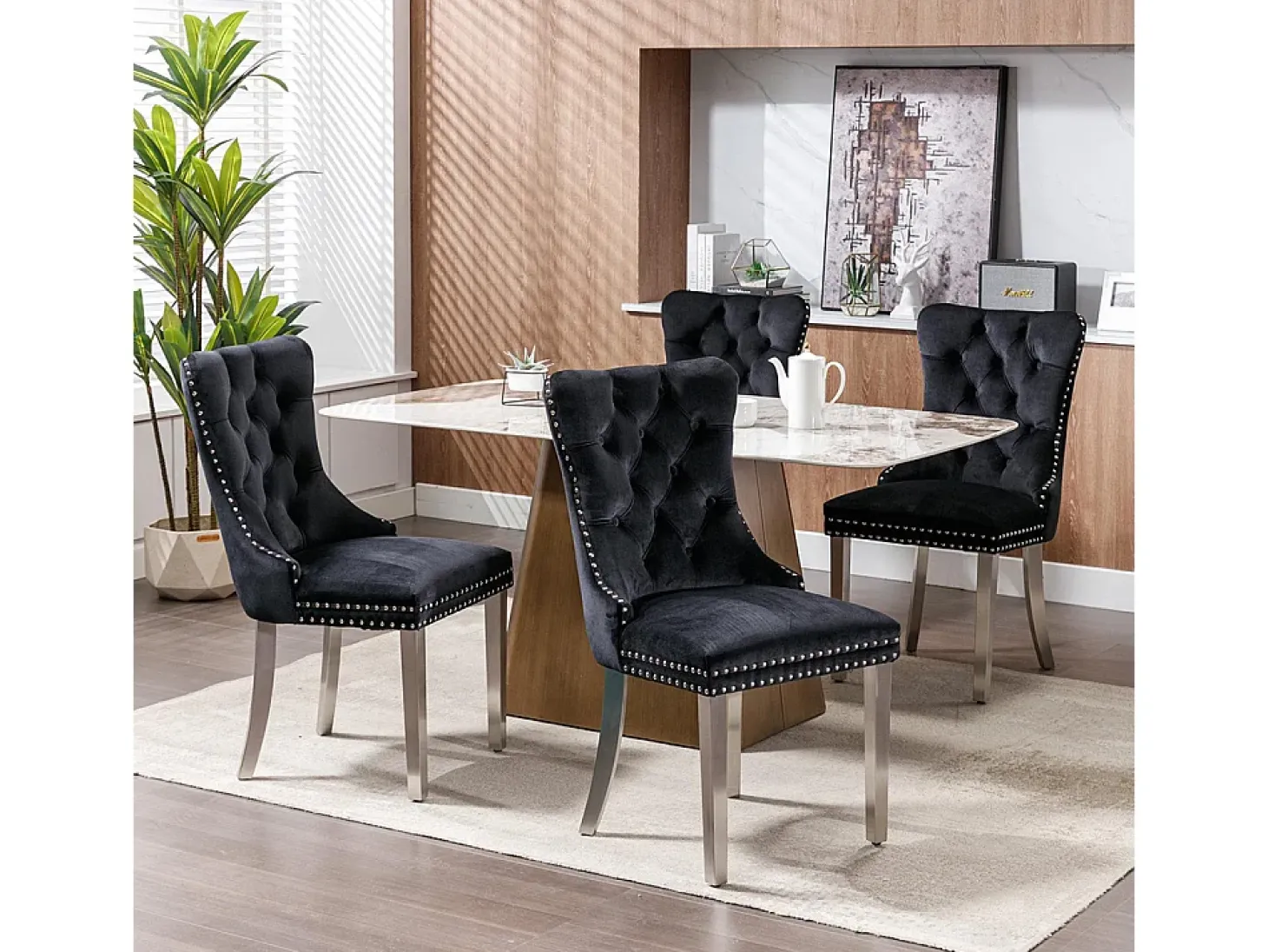 Conjunto de dos sillas de comedor de terciopelo, con patas de acero inoxidable cromado y tapizado con tachuelas, negro.