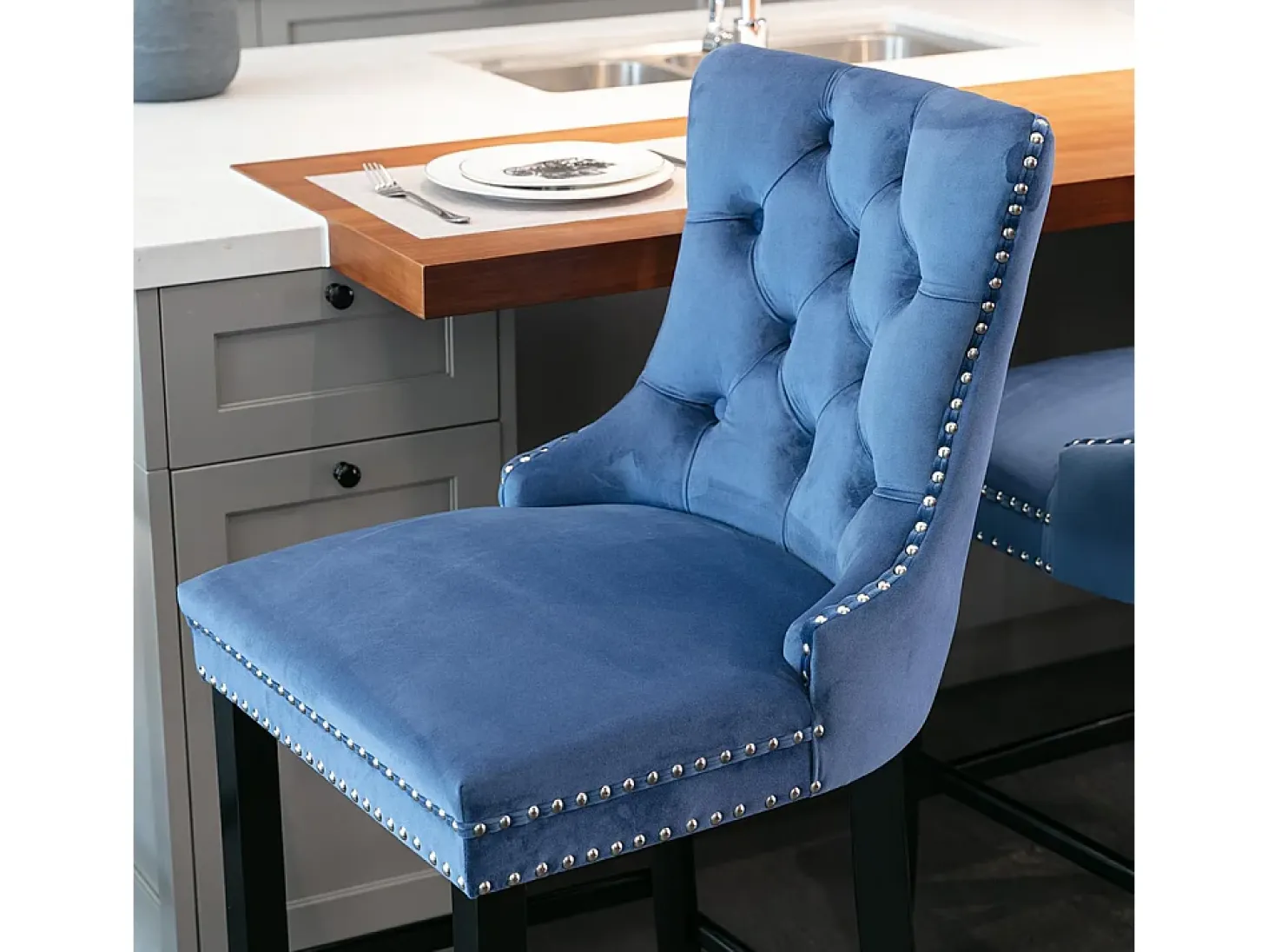 Conjunto de taburetes de bar con remaches decorativos y patas de madera, tapizado cromado con tachuelas, revestimiento de terciopelo, azul