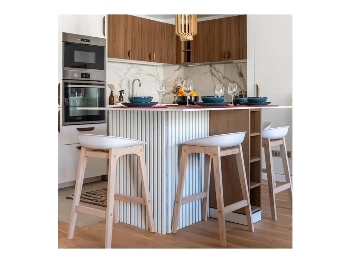 Conjunto de taburetes de bar RIVA de roble de 75 cm con asiento de plástico