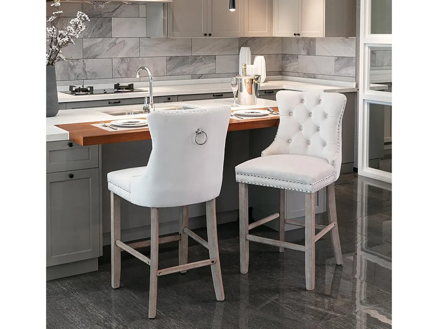 Conjunto de taburetes de bar con detalles remachados y patas de madera, tapizado cromado con tachuelas, terciopelo, beige