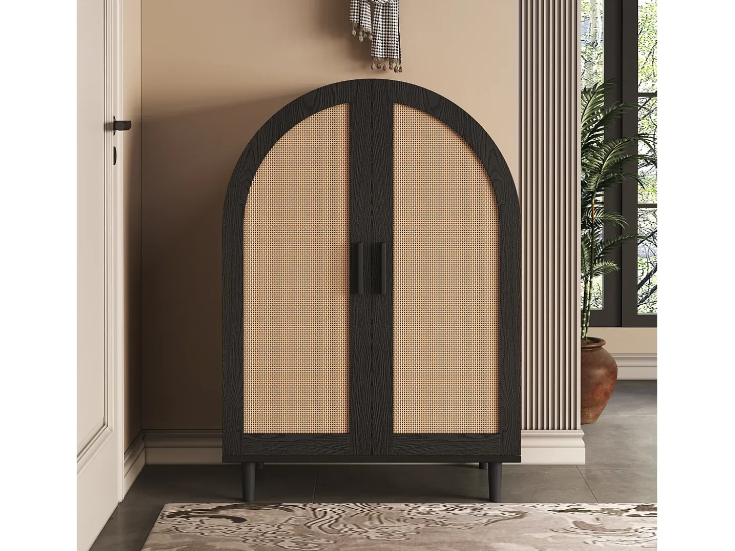 Elegante aparador con puertas de ratán, tres estantes, madera y MDF negro (70x40x100 cm)