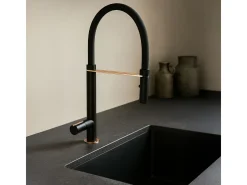 Exil Mezclador monomando de lavabo con teleducha en negro y oro rosa Essebagno