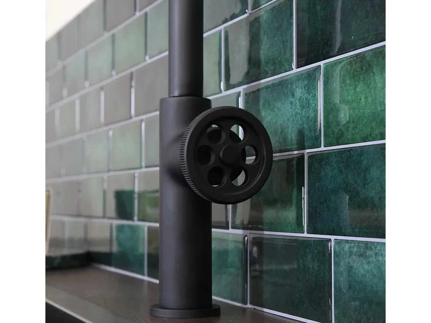 Indus mezclador para fregadero negro mate Essebagno