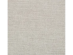 Juego de 2 sillas beige con patas de madera curvadas y ribete de tachuelas.