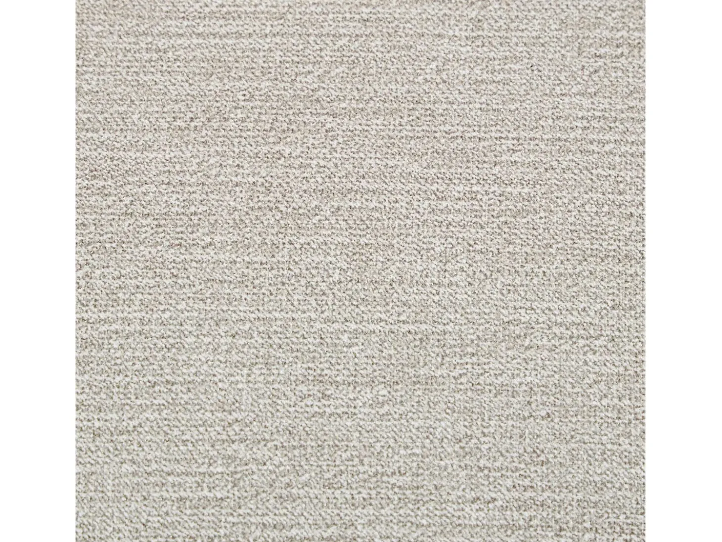 Juego de 2 sillas beige con patas de madera curvadas y ribete de tachuelas.