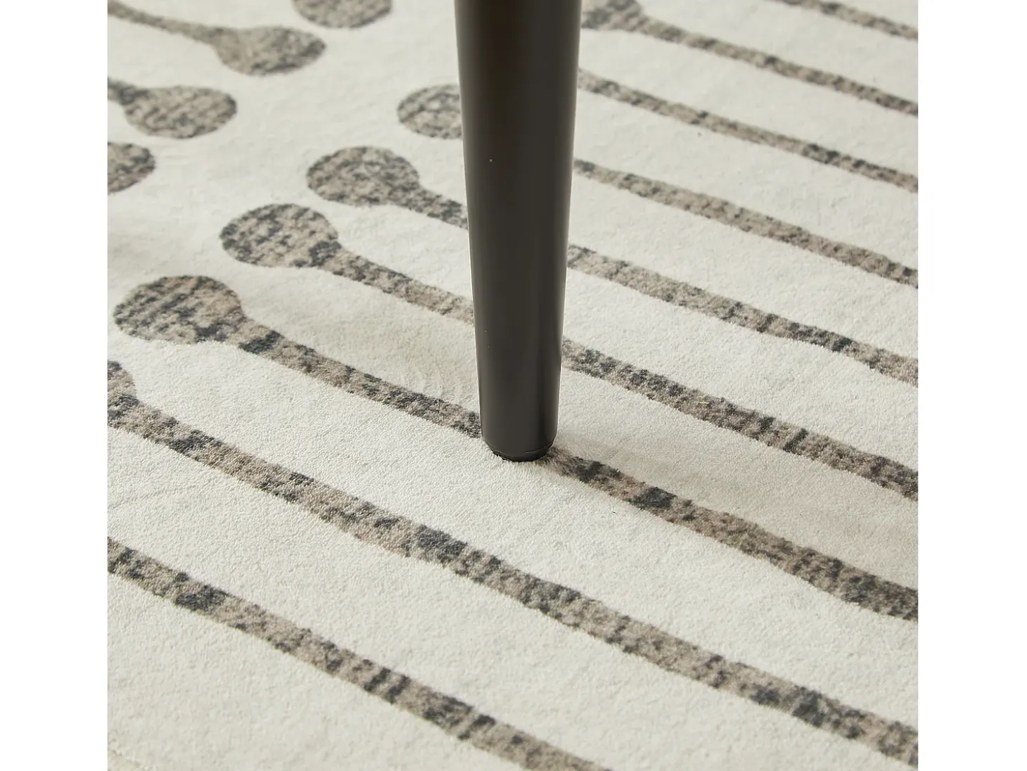 Juego de 2 sillas con reposabrazos - tela beige - estructura de metal negro y dorado
