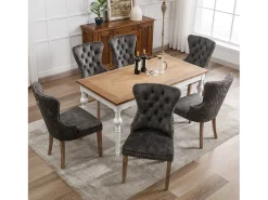 Juego de 6 sillas de cocina de terciopelo gris con detalles en tachuelas plateadas y patas de madera marrón.
